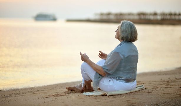 Bienestar emocional y personas mayores: cómo cuidar la salud mental en verano