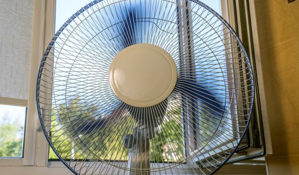 Descubre el truco del ventilador junto a la ventana que ayuda a refrescar la casa