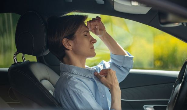 Una enfermera advierte de las consecuencias de las altas temperaturas al volante