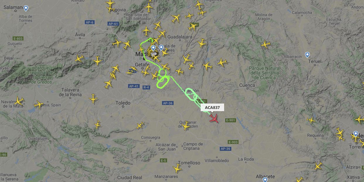 Un avión de Air Canada sobrevuela Madrid a la espera de realizar un aterrizaje de emergencia