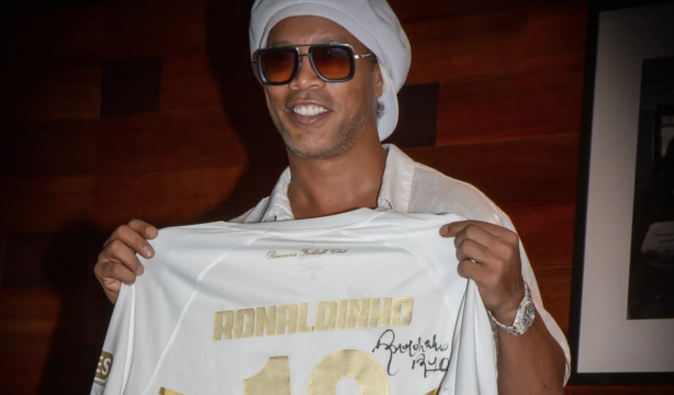 Ronaldinho sorprende al mundo y vuelve al fútbol profesional a los 46 años