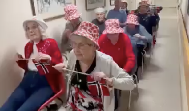 La 'fila vikinga' de la selección de Noruega llega a una residencia y emociona en redes
