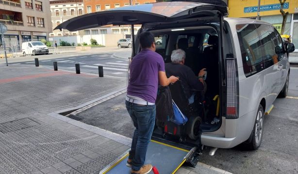 La odisea de conseguir un VTC adaptado: denuncian "discriminación" a personas en silla de ruedas