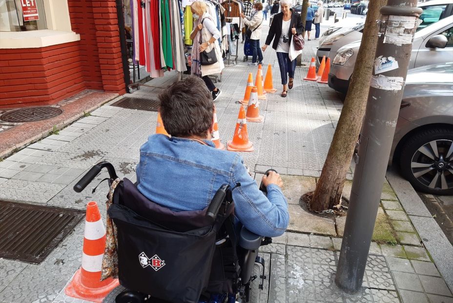 EuropaPress 6328393 persona silla ruedas calle pivotes (1)