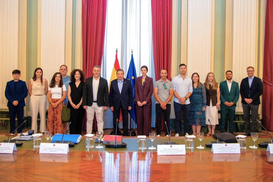 El minisro de Agricultura, Pesca y Alimentación, Luis Planas, se reúne con jóvenes cooperativistas