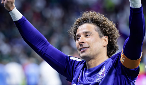 A sus 40 años, 'Memo' Ochoa entra en la historia y suma seis Mundiales con México
