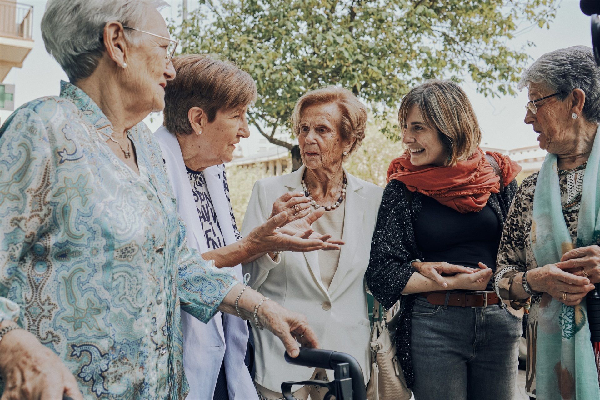 Grupo de personas sénior usando tecnología