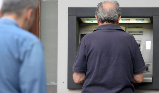 Expertos alertan de los cierres de sucursales: “Dejar a la gente mayor sin banco es una barbaridad”