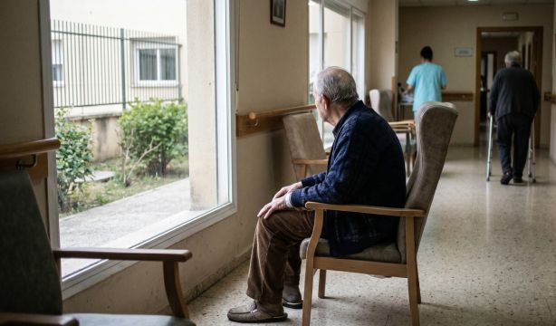 Mayores internados contra su voluntad en residencias: exigen cambiar la ley para evitar estos casos (Fuente: Gemini. Generada con IA)