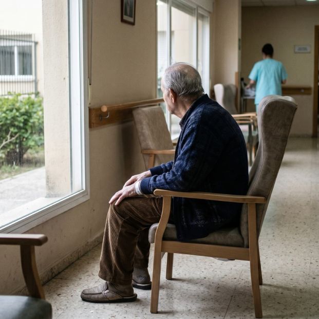 Mayores internados contra su voluntad en residencias: exigen cambiar la ley para evitar estos casos (Fuente: Gemini. Generada con IA)