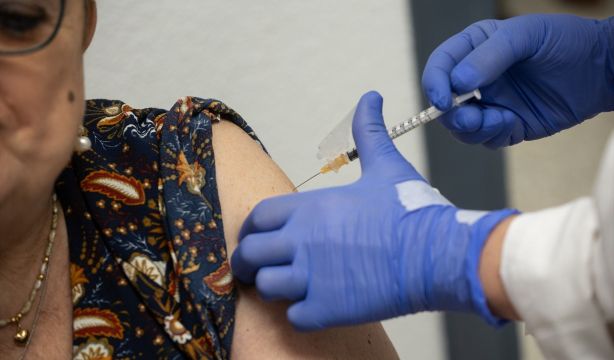 Cataluña adelanta la vacunación contra la gripe y el Covid en residencias y mayores de 80 años