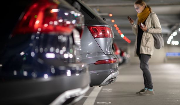 La LPH lo aclara: ¿qué pasa si te encuentras tu plaza de garaje ocupada por otro coche?