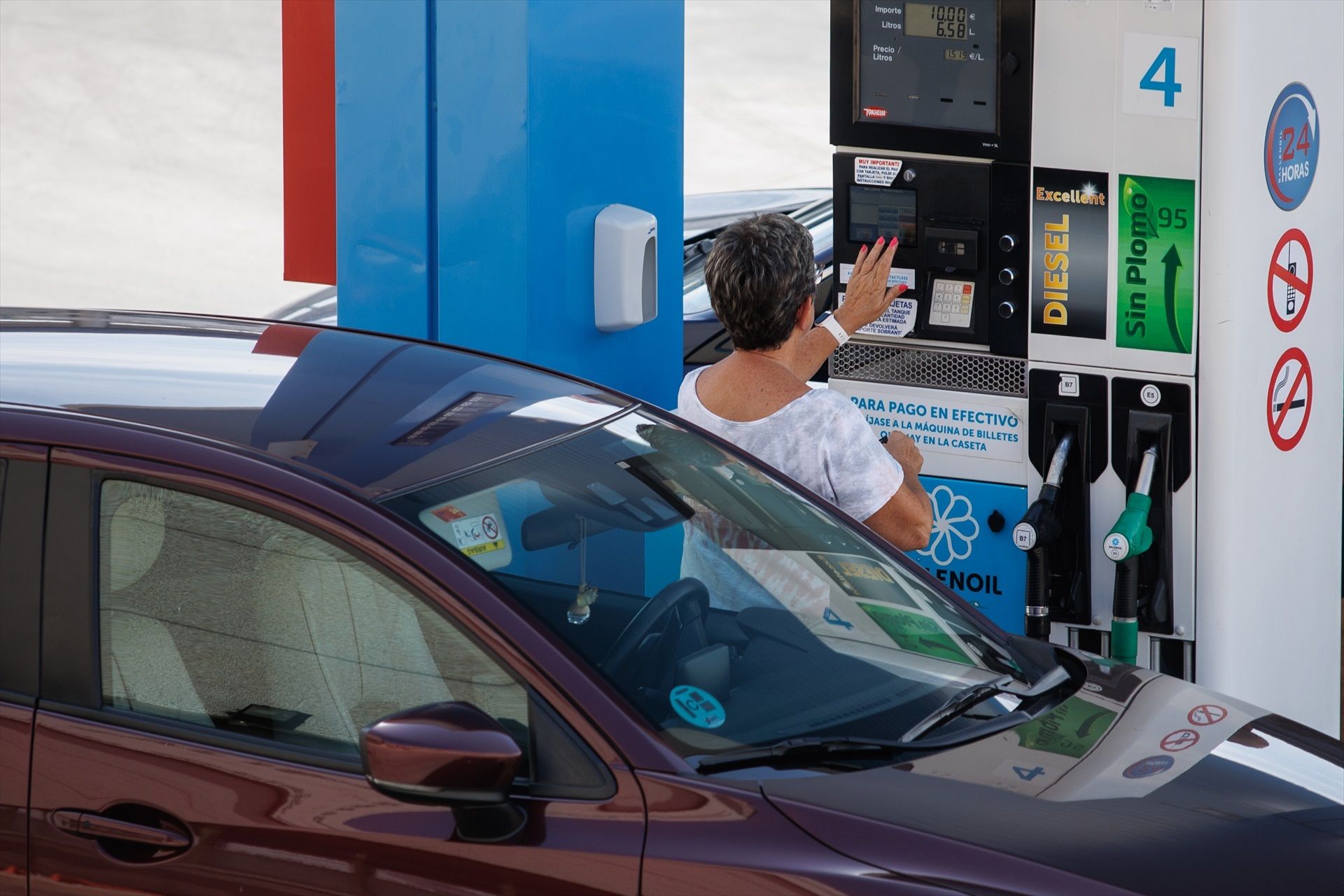 El Gobierno prorroga la rebaja a los carburantes, pero la retirará poco a poco durante el verano