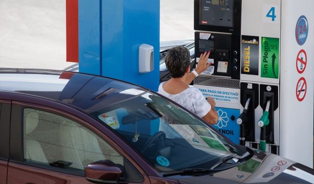 El Gobierno prorroga la rebaja a los carburantes, pero la retirará poco a poco durante el verano