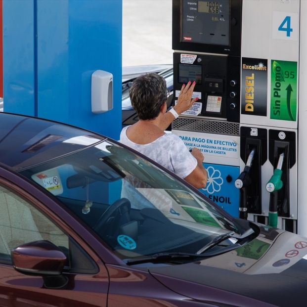 El Gobierno prorroga la rebaja a los carburantes, pero la retirará poco a poco durante el verano