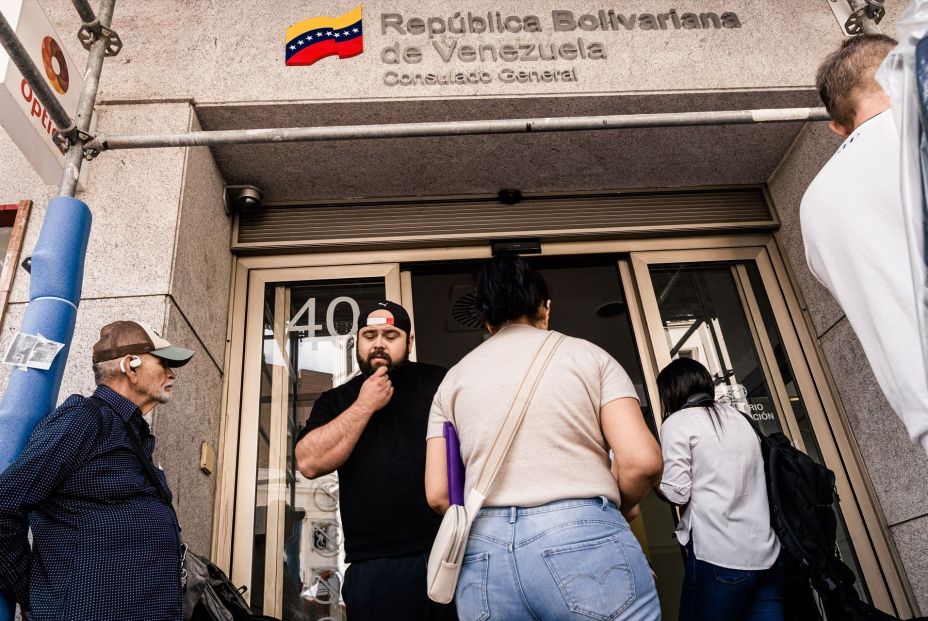 EuropaPress 7621261 gente consulado venezuela madrid 25 junio 2026 madrid espana