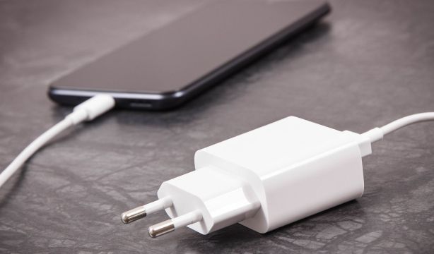 ¿Por qué es importante no dejar el cargador enchufado sin el móvil?
