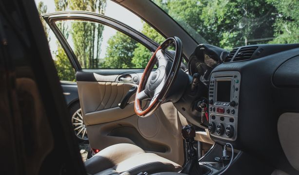 Cómo enfriar el coche en 30 segundos sin aire acondicionado