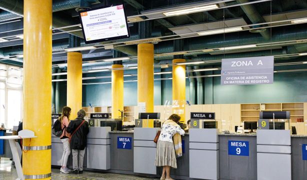 El Parlamento pide al Gobierno atención presencial obligatoria para mayores en servicios esenciales