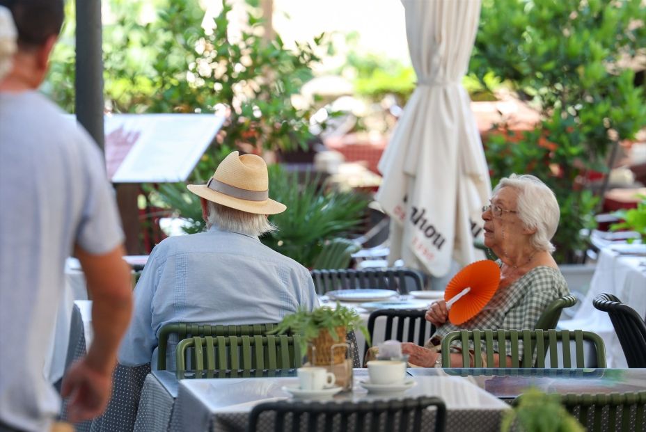 EuropaPress 6832382 dos personas refrescan terraza ola calor 30 junio 2025 madrid espana 17 EuropaPress 6832382 dos personas refrescan terraza ola calor 30 junio 2025 madrid espana 17