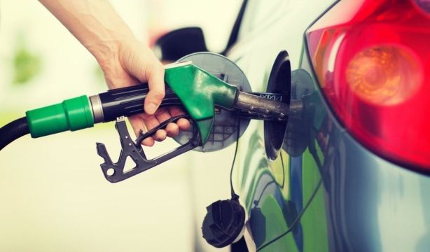 Llenar el depósito se encarece pese a los anuncios del Gobierno así sube el precio de la gasolina