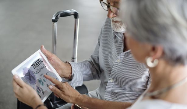 Edadismo en los seguros de viaje: exclusiones desde los 70 años y primas hasta un 65% más altas bigstock