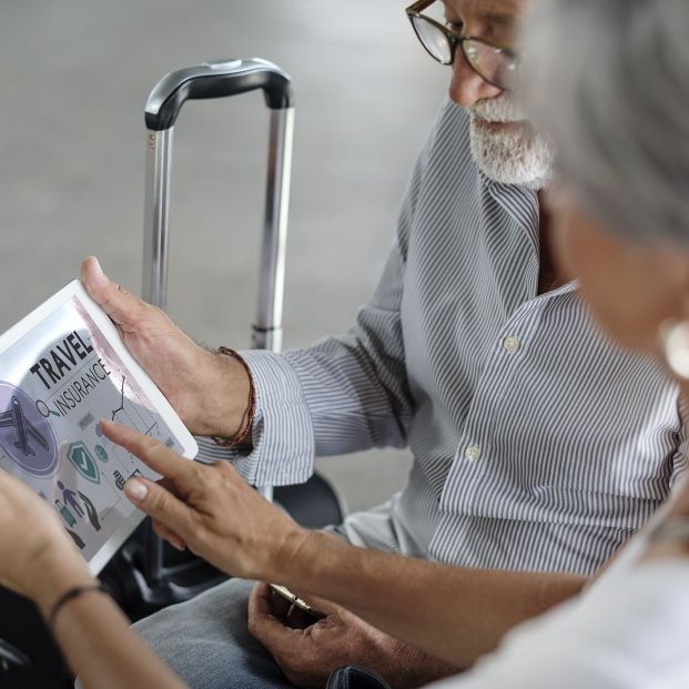 Edadismo en los seguros de viaje: exclusiones desde los 70 años y primas hasta un 65% más altas bigstock