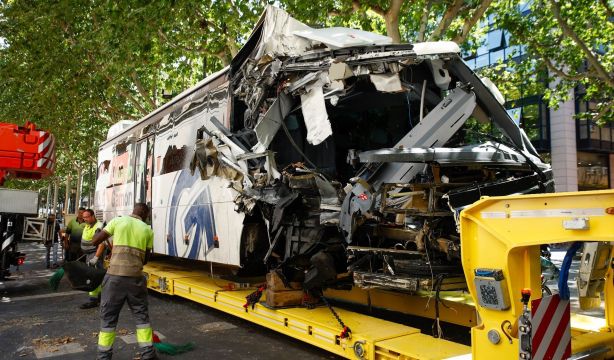 EuropaPress 7635465 grua retira autocar accidentado julio 2026 lleida catalunya espana servei (1)