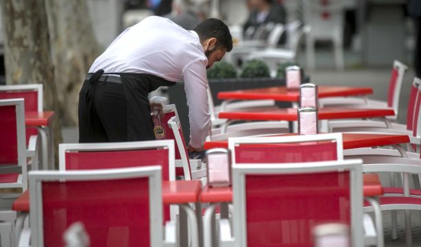 El paro baja de los 2,3 millones por primera vez en 18 años