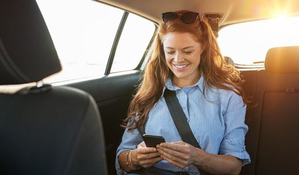 El truco para no marearse en el coche al usar el móvil / Fuente: BigStock