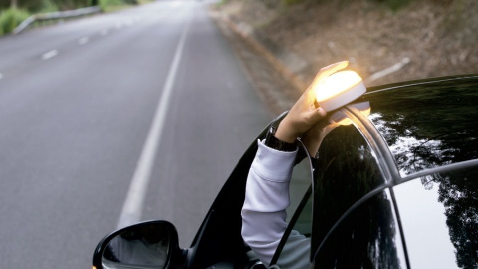 Los errores que los conductores cometen con la baliza V16 pueden agravar una avería o un accidente. Foto; EuropaPress Los errores que los conductores cometen con la baliza V16 pueden agravar una avería o un accidente. Foto; EuropaPress