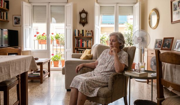 Vacaciones para unos, olvido para otros: el verano agrava la soledad de los mayores (Fuente: Gemini)