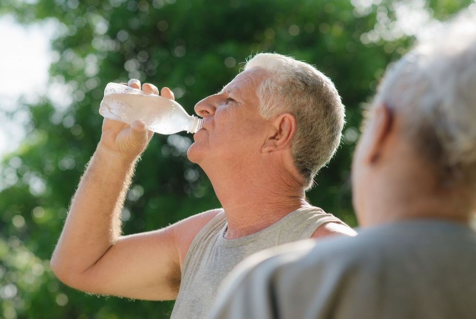 ¿Qué cantidad de agua necesitan los mayores en verano? / Fuente: BigStock ¿Qué cantidad de agua necesitan los mayores en verano? / Fuente: BigStock