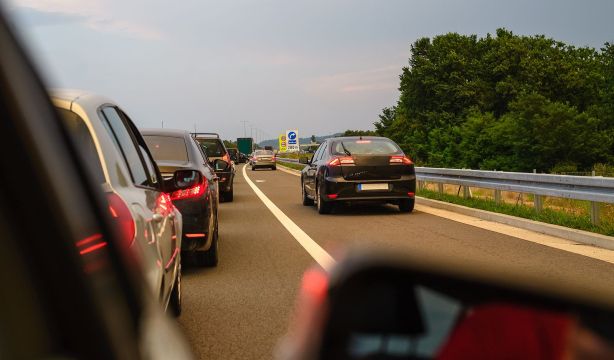 Cómo reducir el riesgo de lesiones en los viajes por carretera (Fuente:BigStock)
