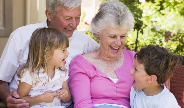El Supremo avisa impedir que los abuelos vean a sus nietos puede ser considerado delito