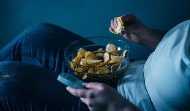 Levantarse y moverse tras una hora sentado reduce el riesgo de cáncer (Fuente: BigStock)