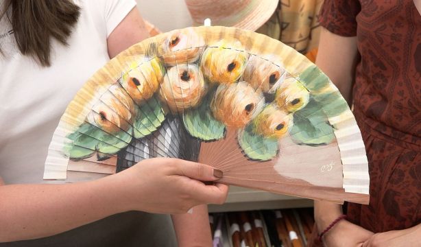 Cuatro generaciones contra el calor: la tienda de Zaragoza que mantiene vivo el arte del abanico