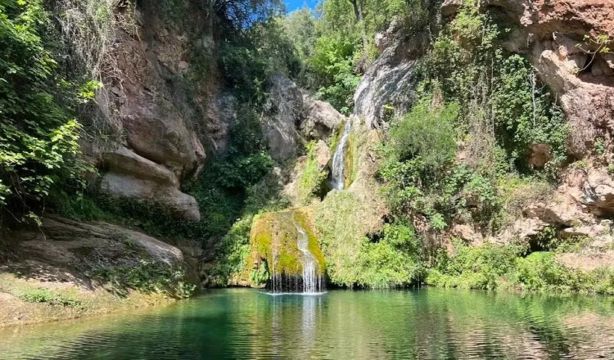 La piscina natural más espectacular de Cataluña: un baño con cascada en agua cristalina