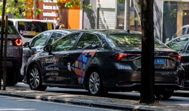 La cara oculta de los VTC: empresas detrás de Uber o Cabify y por qué a veces te recoge un taxi