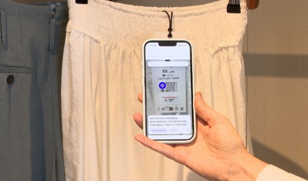 Así son las nuevas etiquetas de Zara para personas con discapacidad visual
