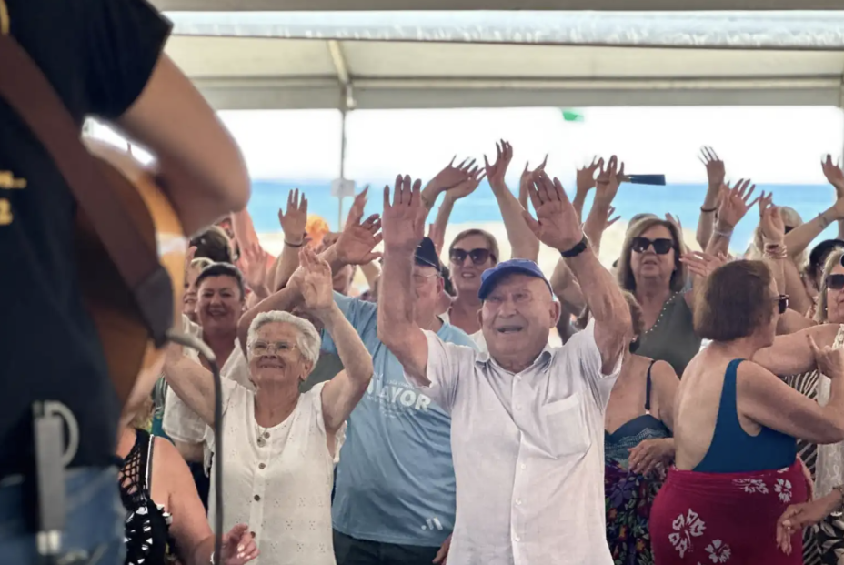'Gramola' reúne a 2.500 mayores en la playa de Algarrobo para una jornada de ocio saludable 'Gramola' reúne a 2.500 mayores en la playa de Algarrobo para una jornada de ocio saludable