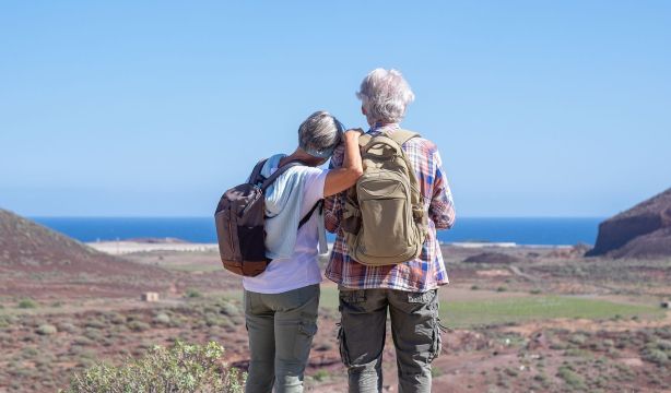 Los mayores de 55 años, motor del turismo en España: casi el 80% planea viajar por ocio este año