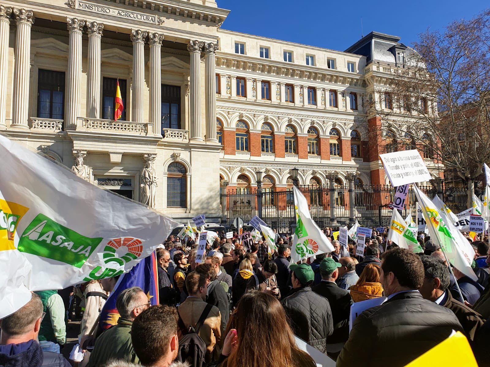 Agricultores y ganaderos toman Madrid para denunciar su situación: "Llevamos en crisis 40 años"