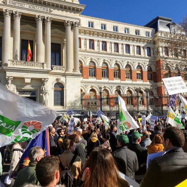 Agricultores y ganaderos toman Madrid para denunciar su situación: "Llevamos en crisis 40 años"