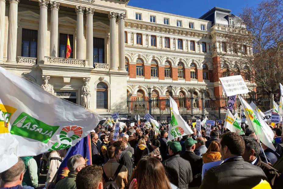 Agricultores y ganaderos toman Madrid para denunciar su situación: "Llevamos en crisis 40 años"