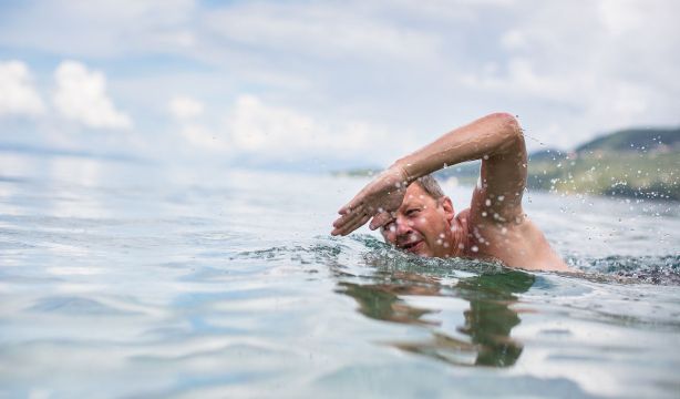 El error que muchas personas mayores cometen en la playa y aumenta el riesgo de ahogamiento