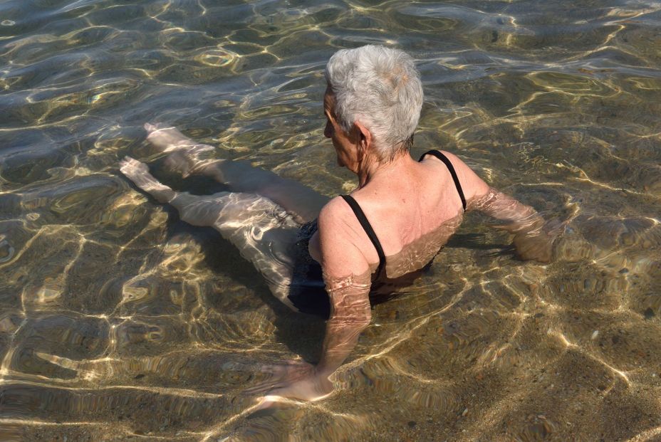 El error que muchas personas mayores cometen en la playa y aumenta el riesgo de ahogamiento El error que muchas personas mayores cometen en la playa y aumenta el riesgo de ahogamiento