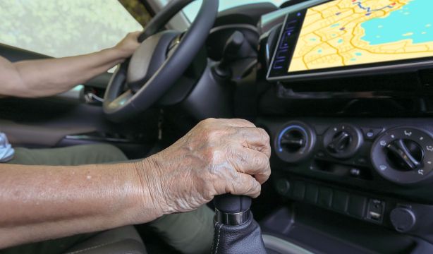 La odisea de los mayores en vacaciones para alquilar coche: trabas, precios disparados y poca oferta. Foto: bigstock