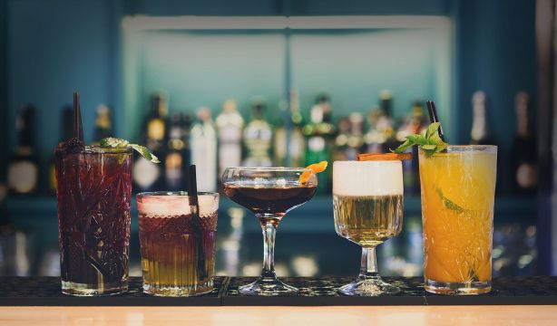 Agitar, mezclar y brindar: de ruta por las mejores coctelerías de la Comunidad de Madrid. Foto: bigstock