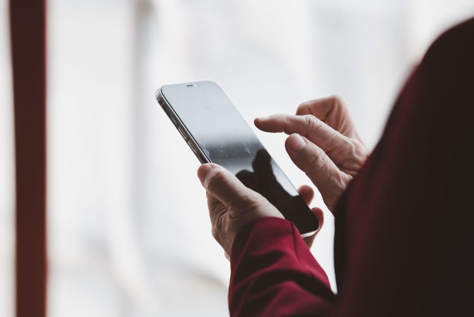 Valencia instalará quioscos digitales para facilitar la gestión de trámites a las personas mayores (Bigstock)